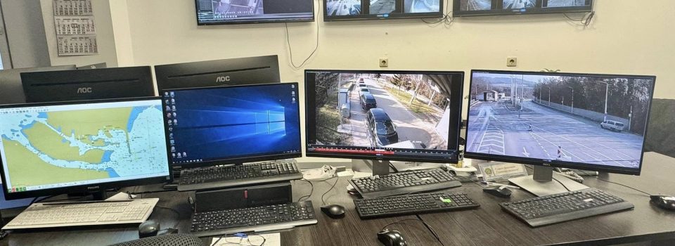 Служител на ГДБОП с служебно куче при операция