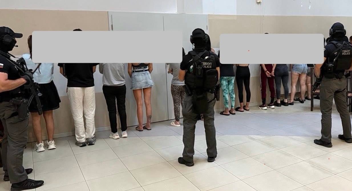 Задържани лица при операция срещу трафик на хора